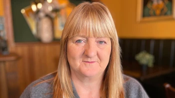 La abuela del fallecido se une a su asesino para denunciar la violencia y promover la justicia restaurativa.