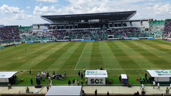 Tahuichi's campo de juego luce irregular después de corte técnico para Copa Sudamericana, pero no está seco ni muerto.