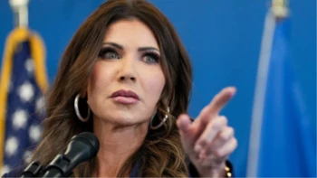 "La controversia rodea a Kristi Noem, líder de la política migratoria de Trump en el Departamento de Seguridad Nacional de