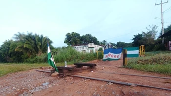 Mantienen bloqueo ferroviario en Roboré hasta que se cumpla el compromiso de restablecer el servicio de tren de pasajeros regionales.