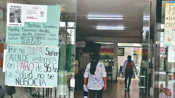 Conflictos salariales y paros en el sector salud de Santa Cruz prolongan la crisis en tres semanas consecutivas.