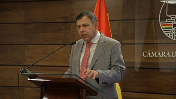 Senado pide esclarecer uso irregulares de recursos públicos en importación de combustibles y otros sectores del Estado boliviano