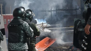 Violencia en La Paz: Protestas de la COB derivan en aprehensiones y heridos, con una persona evacuada al hospital.