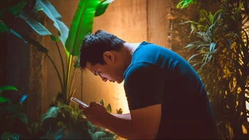 Dolor cervical y postura alterada: cómo el uso intensivo del celular afecta a todas las edades sin excepción.