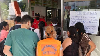 Trabajadores de salud prolongan huelga por deudas pendientes con Alcaldía y Gobernación cruceña, pese a paro de 120 horas anunciado.