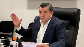 Trabajadores de salud denuncian incumplimiento del alcalde Jhonny Fernández por pago insuficiente y atrasados salarios.