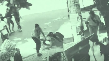 Ataque brutal a una niña de tres años en presencia de un policía en Santa Cruz de la Sierra, Bolivia.