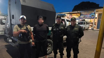 Un fugitivo investigado por violencia familiar es recapturado en Vallegrande después de intentar abordar un bus en dirección a Oruro