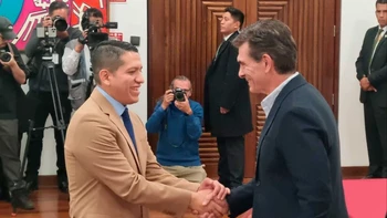 Viceministro García enfrenta intimidación en caso de sobreprecio en la Aduana Nacional de Bolivia y perseverará en las investigaciones.