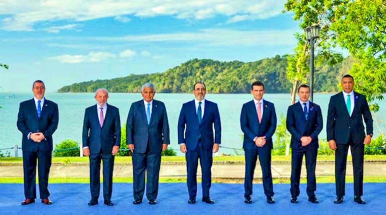 Liderazgos latinoamericanos promueven la integración regional para enfrentar desafíos globales en un foro económico en Panamá.