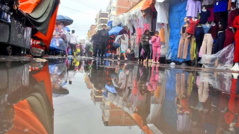 Inundaciones intensificadas por basura en calles y aceras comprometen a vecinos, comerciantes y transporte en la ciudad.