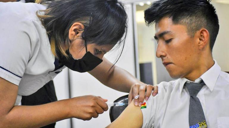 Ampliación de la vacunación contra enfermedades graves en niños hasta los 6 años para protegerlos y completar esquemas inmunológicos incompletos.