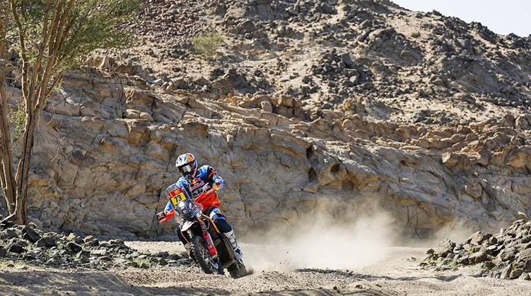 Edgar Canet lidera la carretera en el Dakar 2026 con victoria en motos y Mattias Ekström en coches en Yanbu,