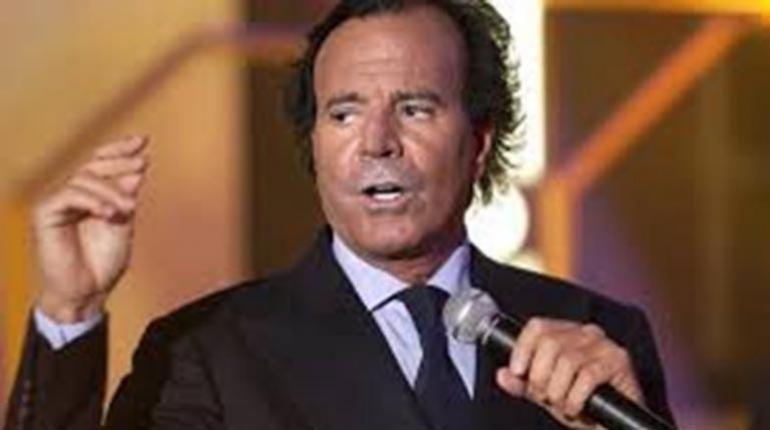 Julio Iglesias reclutó empleadas a través de anuncios en Instagram y exigía fotos personales para controlar físicamente a sus trabajadoras