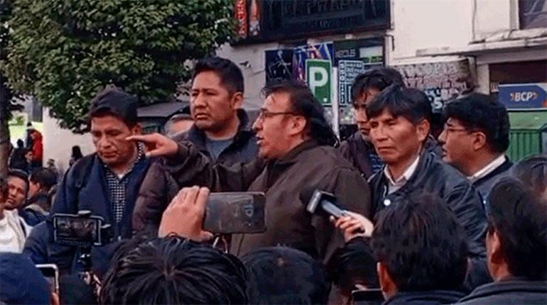 Choferes de La Paz amenazan con paro y bloqueos si el Gobierno no responde sobre daños por combustible de mala