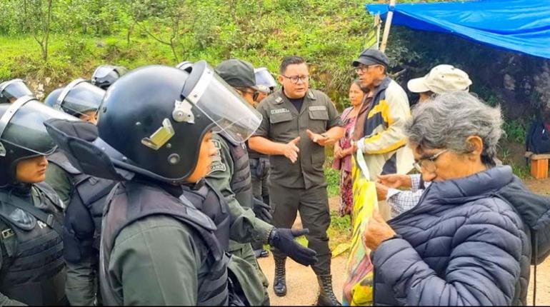 Convoy petrolero y fuerzas del orden sobrepasan resistencia comunitaria en reserva boliviana, generando temores sobre el medio ambiente y los