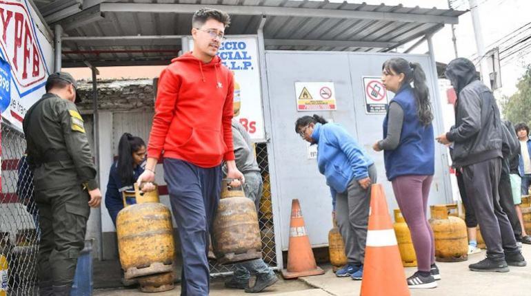 Crecimiento de la escasez de Gas Licuado de Petróleo en Cochabamba genera largas filas y acaparamiento irregular.