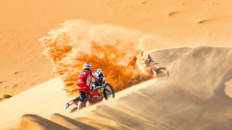 Benavides lidera el Dakar con dos victorias consecutivas en motos, mientras Variawa sorprende con triunfo en 'Ultimate' coches.