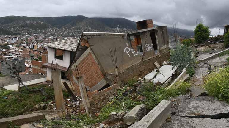 Deslizamientos en Ticti Sur, Cochabamba: Alcaldía declara desastre y planifica acciones de mitigación y atención a afectados.