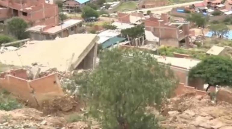 Deslizamientos y hundimientos de tierra en Cochabamba obligan a más de 80 familias a evacuar sus hogares por riesgo de
