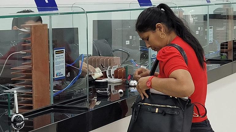 Bolivia supera marca de 100.000 beneficiarios del bono PEPE y busca financiamiento externo para sectores público y privado.