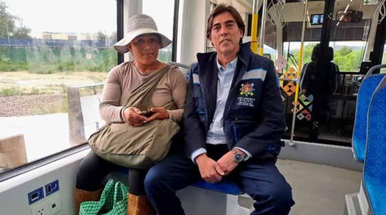 Ministro Zamora inspecciona el Tren Metropolitano de Cochabamba para evaluar su eficiencia y calidad en el transporte urbano regional.