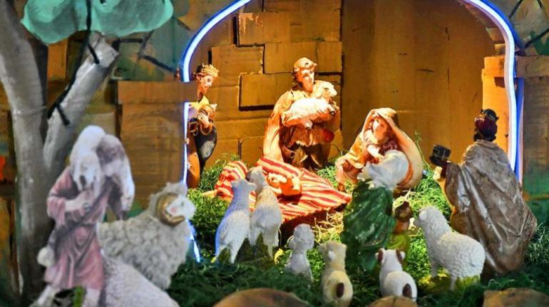 El religioso Juan Marot construye la fe con cartón y listones de madera, aportando sentido a Cochabamba con su taller