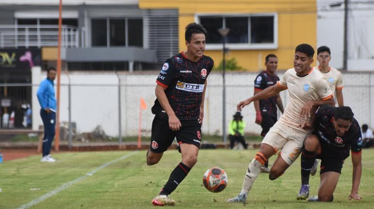 FC Universitario y Aurora empatan con gol en el final luego de un partido repleto de emociones y cambios de