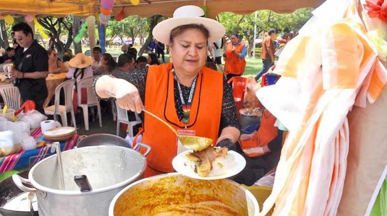 La Feria del Puchero consolida al emblemático plato cochabambino como símbolo del Carnaval valluno con más de 100 expositoras gastronómicas