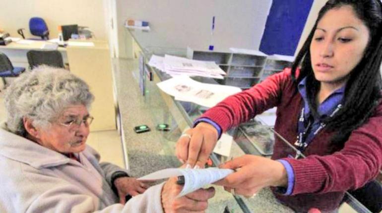 Gobierno confirma pago del aumento de Renta Dignidad a adultos mayores vulnerables, pese a dudas expertas sobre viabilidad.