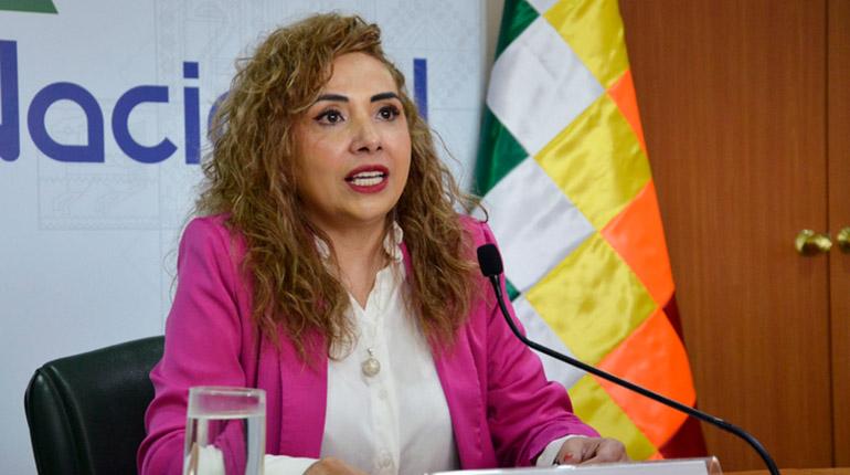 Gobierno denuncia a expresidenta de Aduana por supuestos sobreprecios y daño económico de 10 millones de bolivianos en dos proyectos.