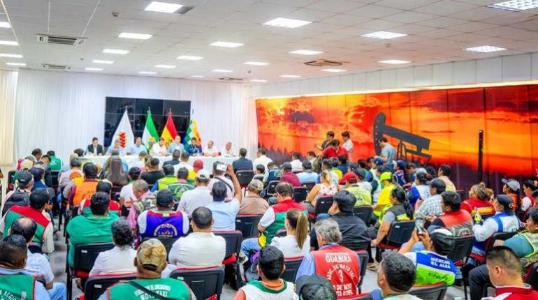 Gobierno y mototaxistas unen fuerzas para activar seguro y mejorar calidad de gasolina en Bolivia after protests