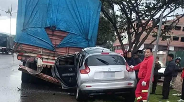 Muerte accidental de hija del alcalde de Vinto en un choque con tráiler estacionado en avenida Blanco Galindo.