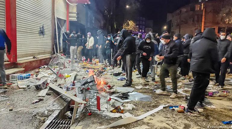 Irán encara una nueva jornada de protestas y represión mientras se mantiene el corte de Internet y crece la oposición