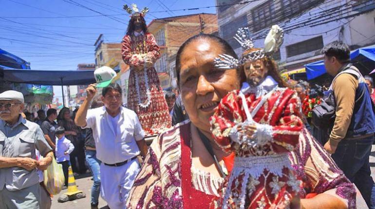 Fiestas y amistad: Jueves de Compadres reafirma lazos en Bolivia con música, comida y tradición.