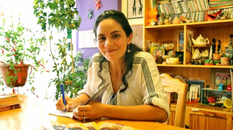 "Vicky Ayllón explora la justicia y la rebeldía en "Las confesiones de Soledad V", un thriller literario que cuestiona la