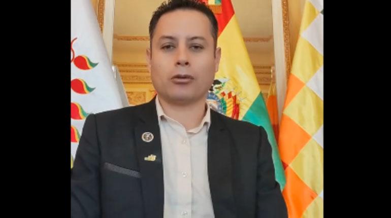 Edmand Lara convoca a ciudadanos afectados para denunciar "mala gasolina" y responsabilizar autoridades de Hidrocarburos y YPFB.