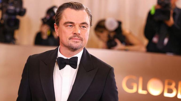 La presentadora Nikki Glaser desata risas al hacer una broma sobre la carrera de Leonardo DiCaprio en la ceremonia de