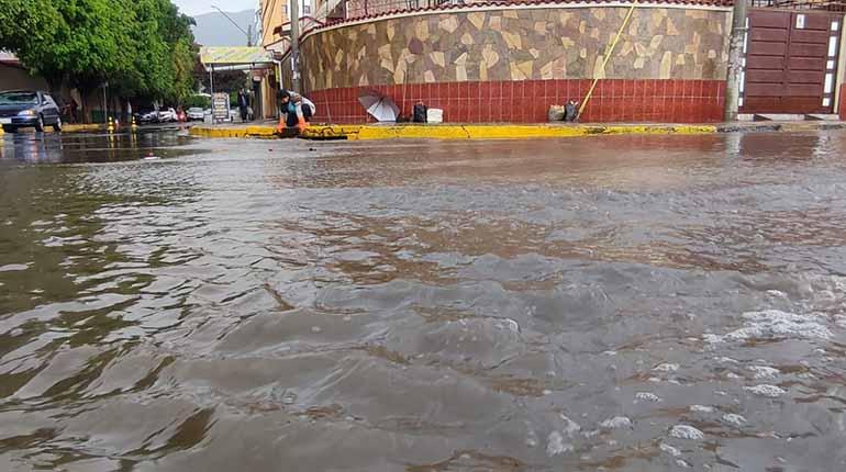 Tormentas eléctricas y fuertes lluvias convirtieron zonas del norte de Cochabamba en ríos turbulentos este miércoles.