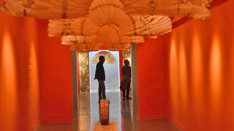 La exposición "Más allá del eclipse" de Betsabeé Romero destaca la síntesis entre arte contemporáneo y cultura popular en Bolivia.