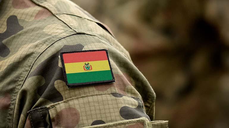 Despliegue militar masivo en Santa Cruz para restablecer orden en zona donde avasalladores se negaron a abandonar terrenos.