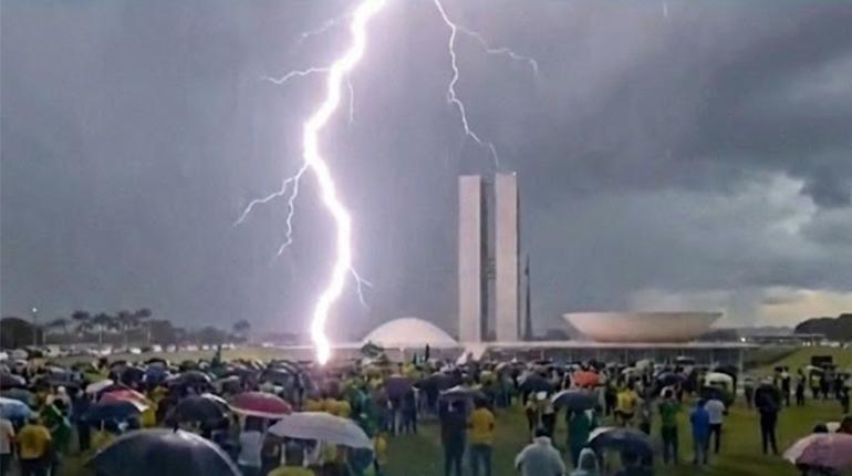 Un rayo azota un acto político en Brasilia, deja al menos 30 heridos y varias personas hospitalizadas.
