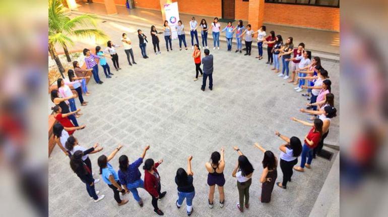 Consolidando talento tecnológico femenino en Bolivia y Latinoamérica: más de 240 jóvenes mujeres reciben formación en liderazgo y tecnología.