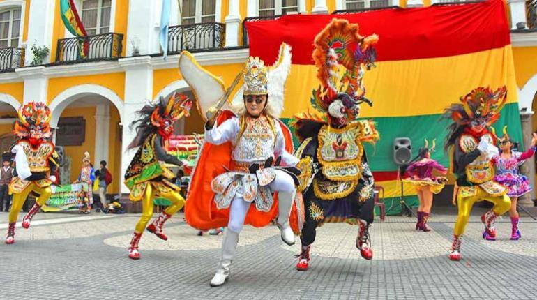 Bolivia defiende su patrimonio cultural ante el plagio: una protesta masiva contra la imitación de sus danzas folklóricas.