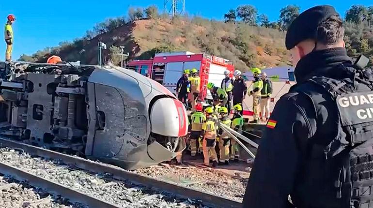 Accidente de tren en Barcelona deja un muerto y 14 heridos después del derrumbe de un muro de contención torrencial.