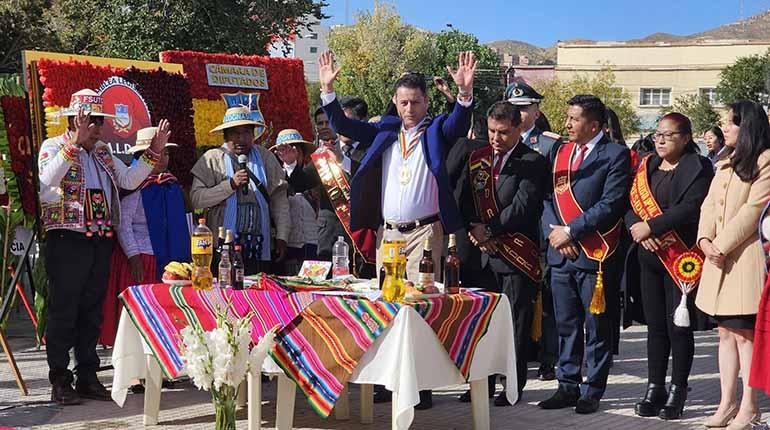 Oruro celebra 245 años de lucha libertaria con acto cívico y presencia de autoridades nacionales y locales.