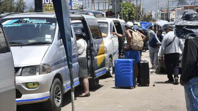 Bloqueos en carreteras obligan a pasajeros atrapados en Cochabamba a pagar elevados precios por viajar a La Paz y Oruro.