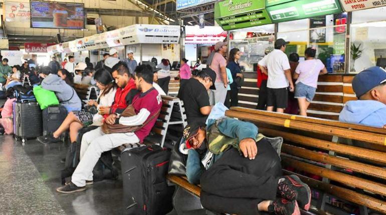 Decenas de pasajeros varados en terminal Cochabambina durante seis días debido a bloqueos y suspensiones de viajes