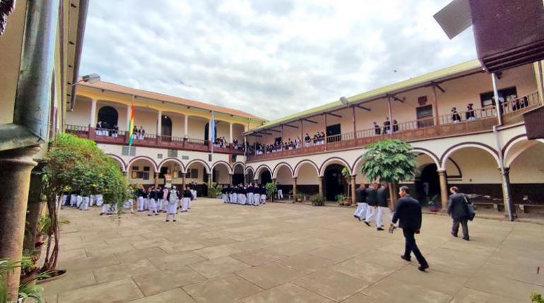 "Recuerdos del primer día de clases en el Colegio Nacional Sucre: disciplina, puntualidad y el camino hacia la madurez"
