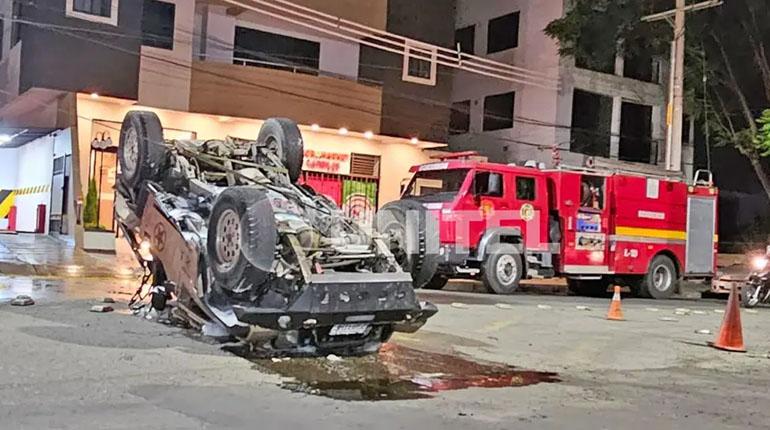 Accidente de tránsito en estacionamiento subterráneo en Cochabamba deja conductor herido y vehículo a punto de incendio